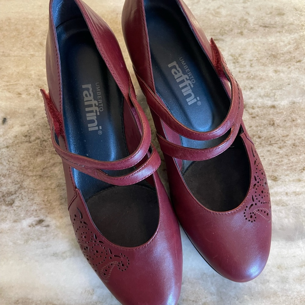 Umberto Raffini brand women’s leather heels sz 7.5. Wine color. Mary Jane style